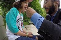 加拿大一父亲用松鼠帮女儿拔牙