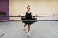 美国患癌少女截肢后成为芭蕾舞者