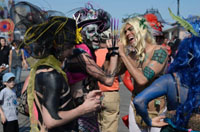 纽约海滨举行美人鱼大游行