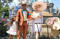 美设计师为全家制作卡通服装