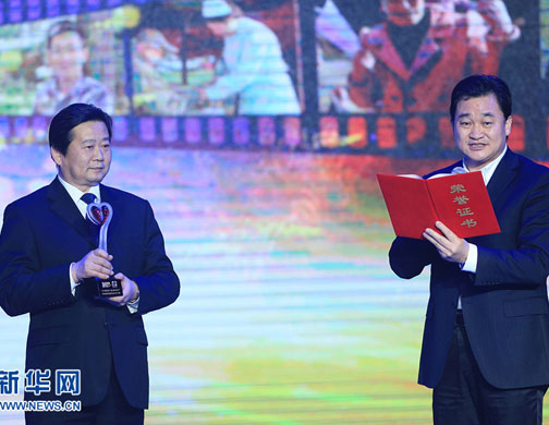 新华网总裁田舒斌为年度特别公益人物奖获得者颁奖