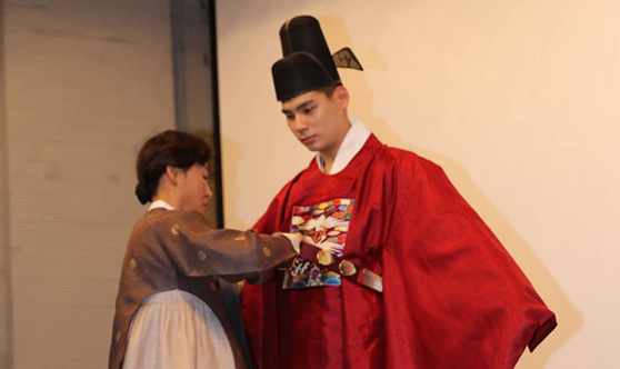 韩服文化展在京开幕 旨在推广正统韩服文化