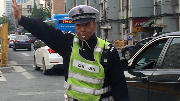 &ldquo;中国英雄&rdquo;交通协警礼为奇