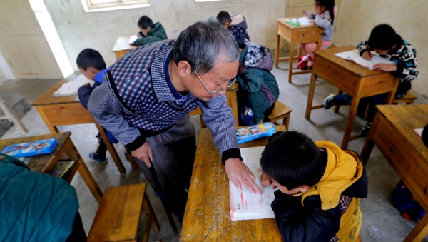 &ldquo;拐杖教师&rdquo;李朝文