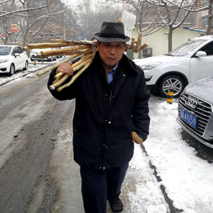 &ldquo;爱心拐棍&rdquo;边银良