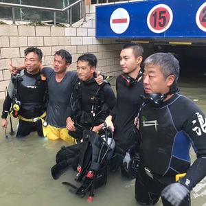 &ldquo;盲潜英雄&rdquo;潜水员