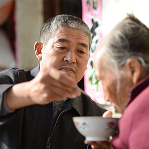 &ldquo;一个孝子两个妈&rdquo;严富荣