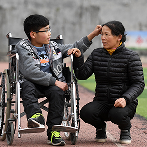 &ldquo;背着孩子上学的母亲&rdquo;黄乜鲜