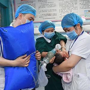 &ldquo;温箱边的守望者&rdquo;危重新生儿转运团队
