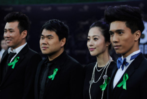 明星配绿丝带为雅安祈福