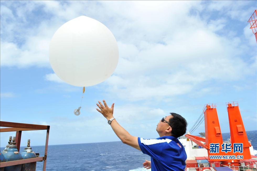 在“雪龍”號釋放探空氣球(高清)