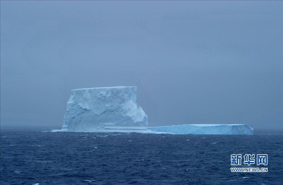 中國第30次南極科學考察隊初遇冰山(高清)