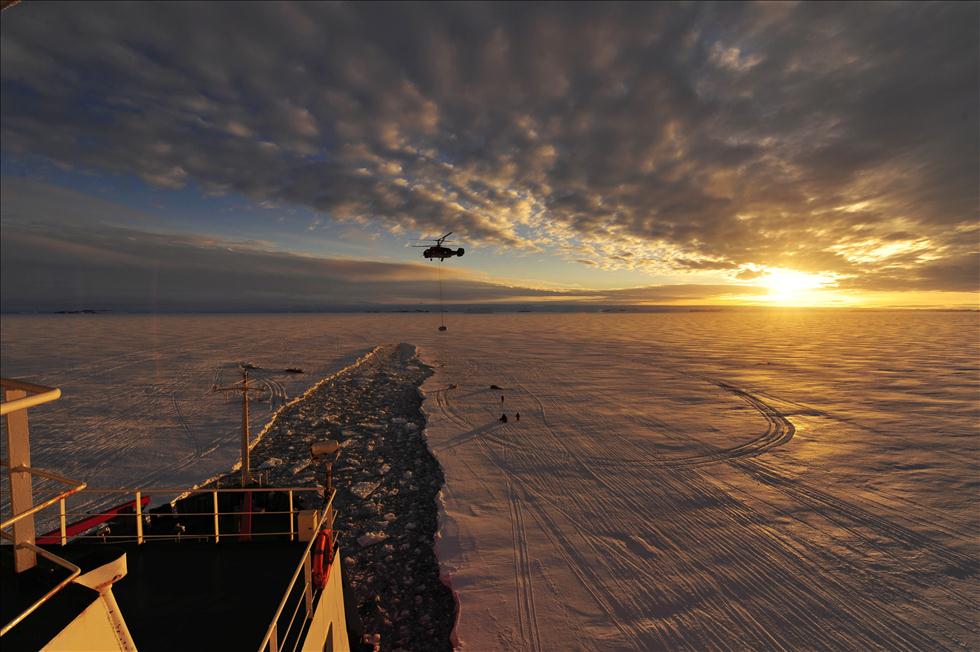 忙碌的&ldquo;雪鹰12&rdquo;号直升机(高清)