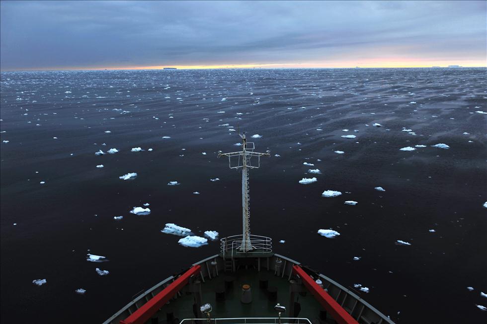 “雪龍”號圓滿完成首次環南極航行(高清)