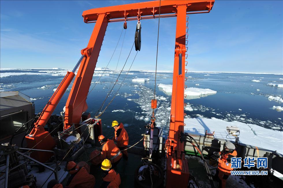 在南极普里兹湾布放海洋观测潜标(高清)