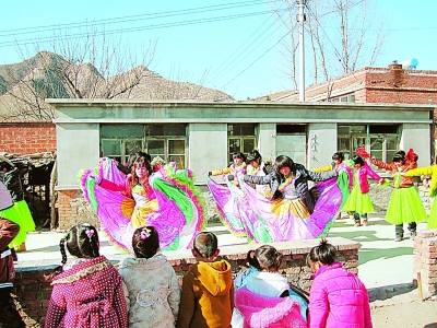 新春走基层·过年：紧锣密鼓备“春晚”