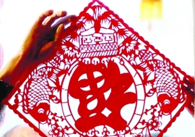 新春走基层·过年：红红的窗花红红的歌