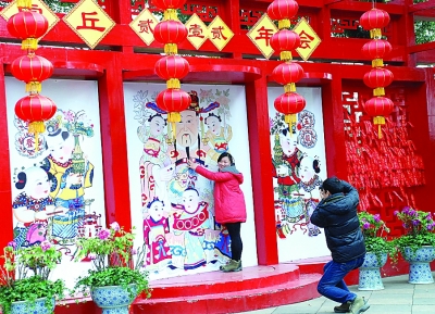 新春走基层·文化行：霍家姐弟的年画作坊