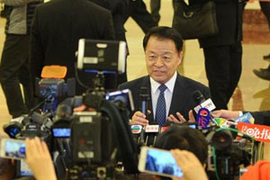 交通运输部部长被记者围住采访