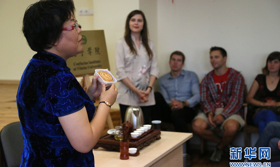 立陶宛维尔纽斯大学孔子学院举办中秋晚会