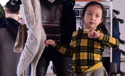 赵薇蒙面大眼睛辨识度高 母女离京小四月跳跃呆萌