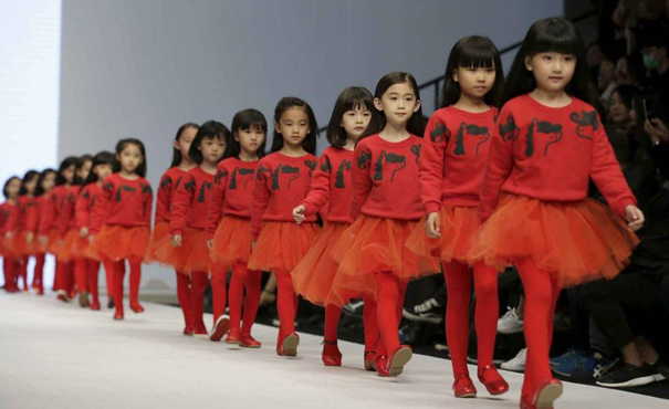 中国时装周童模亮相 专业范十足
