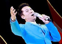 歌手蔡國慶在晚會上獻唱