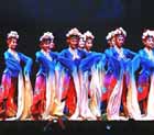 艺术团演员们表演饱含中国国粹京剧色彩的舞蹈