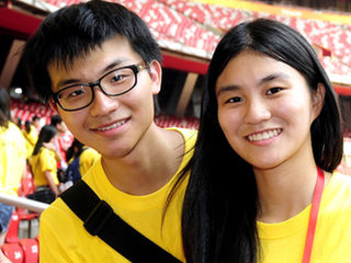 2013年"中國尋根之旅"夏令營營員們參觀“鳥巢”