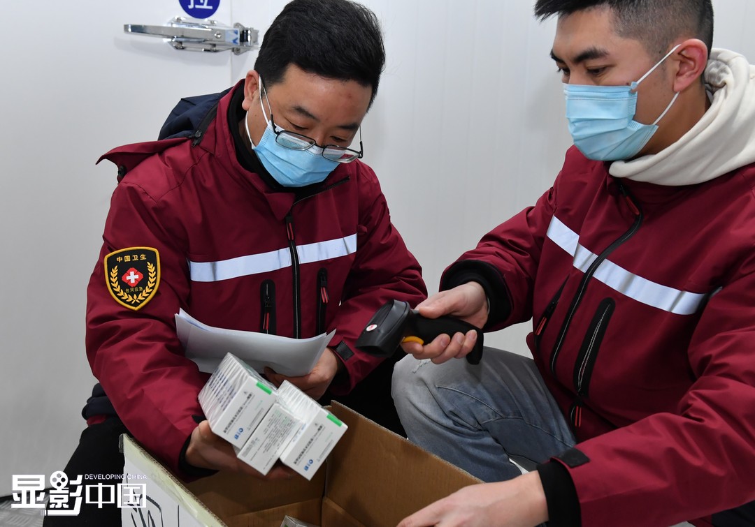  1月5日，合肥市包河区疾病预防控制中心疫苗储存冷库，工作人员将配送疫苗扫码登记后出库。