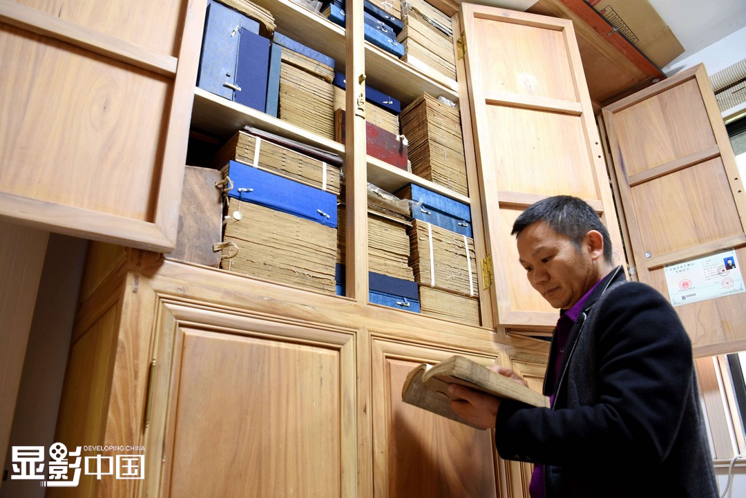 4月20日，季玉方在家中书房内翻阅相关古籍。他说，这些藏书要经常翻一翻，看一看，这样才不容易生虫。