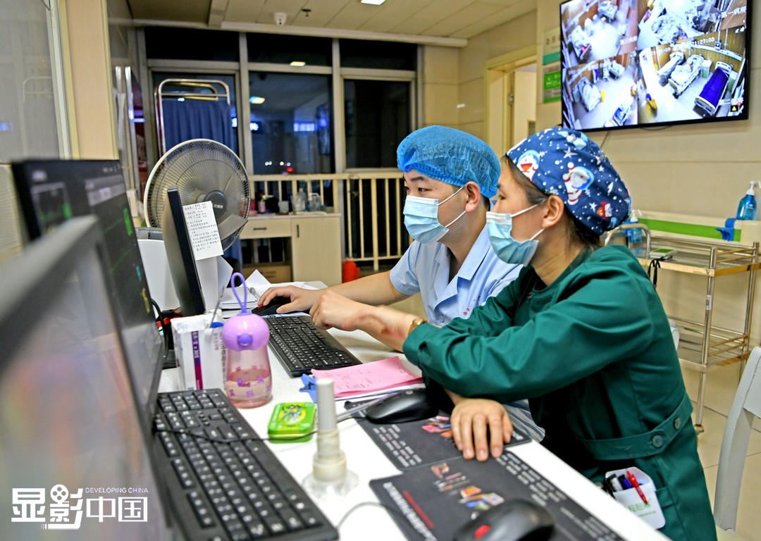 5月10日凌晨，安徽理工大学第一附属医院神经重症监护病房内，夜班中的“00后”男护士段青龙与同事记录电子病历。