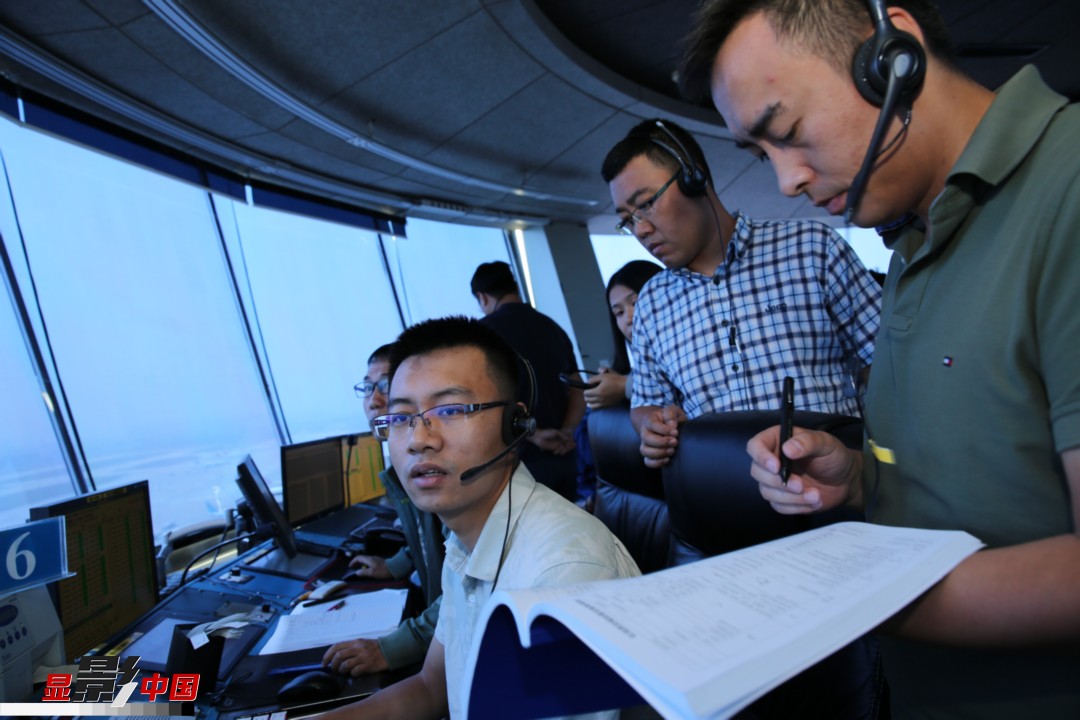 “空中交警”揭秘:机场塔台管制员的日常