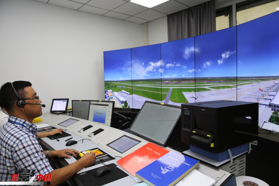 “空中交警”揭秘:机场塔台管制员的日常