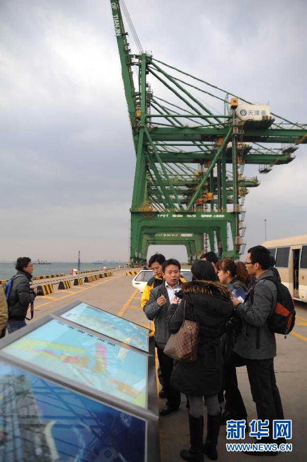 （十八大）（1）十八大新聞中心組織境內外媒體記者赴天津參觀採訪