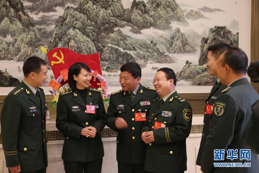 （十八大）出席十八大的解放军和武警代表陆续抵京