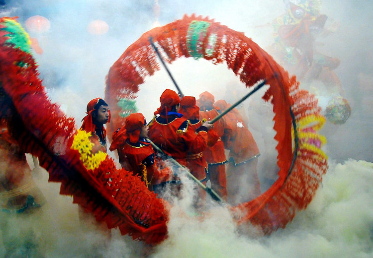 加强非物质文化遗产保护。图为2012年2月2日，贵州石阡县仡佬族国家级非物质文化遗产毛龙展示巡游活动。