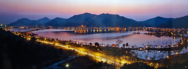 休闲度假游快速发展。图为浙江杭州湘湖度假区夜景。