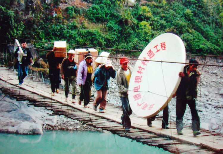 广播电视村村通工程基本实现，图为云南广电工作人员将村村通设备送往山区。