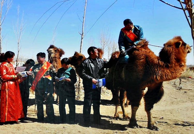 加强理论学习与宣讲活动。图为驻内蒙古巴彦淖尔市的部队、机关宣讲员深入牧区宣讲党的创新理论。