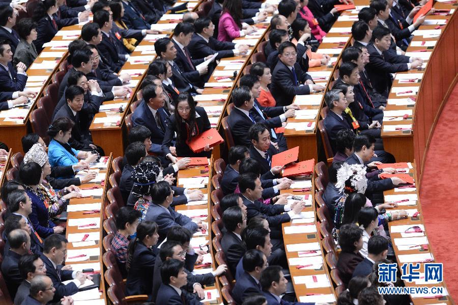 （十八大闭幕）（1）发选票