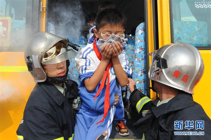 #（社会）（1）山东青岛：校车应急演练保安全