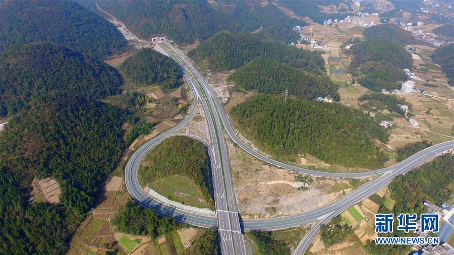 #（社会）（1）利万高速公路即将建成通车