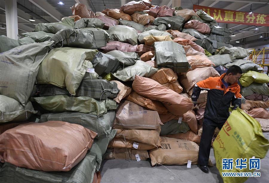 （社会）（2）&ldquo;双十一&rdquo;快递包裹排队发送