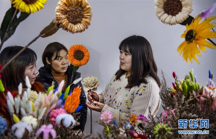 （脱贫攻坚）（5）深山移民搬进社区 楼上安居楼下就业