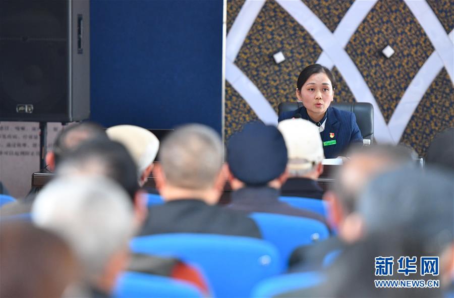 （十九大代表在基層&middot;圖文互動）（2）&ldquo;好女兒&rdquo;劉莉：和福利院老人拉拉十九大的家常 