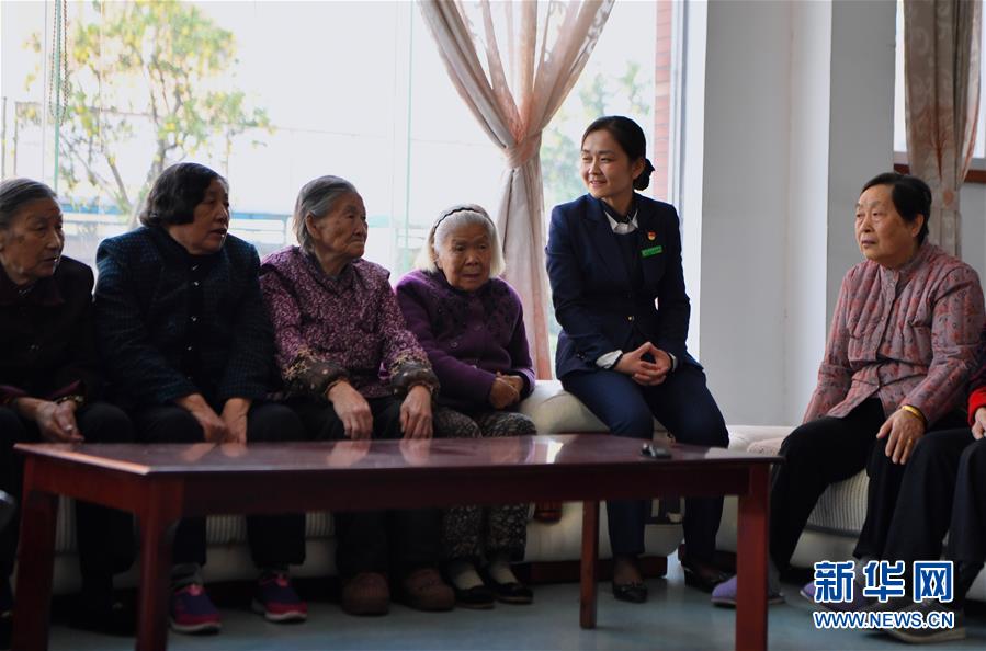 （十九大代表在基層&middot;圖文互動）（3）&ldquo;好女兒&rdquo;劉莉：和福利院老人拉拉十九大的家常 