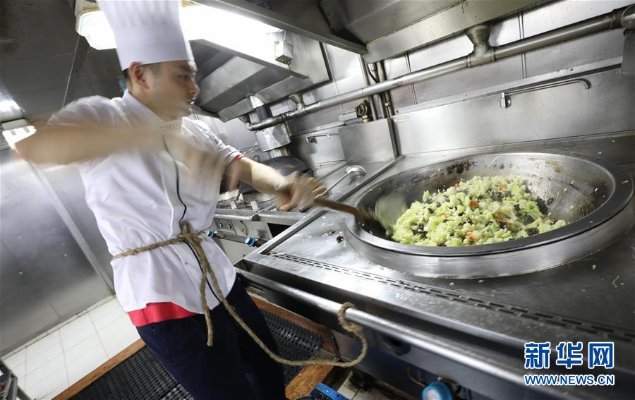 （图片故事）（12）深蓝逐梦——波峰浪谷间的“远望”