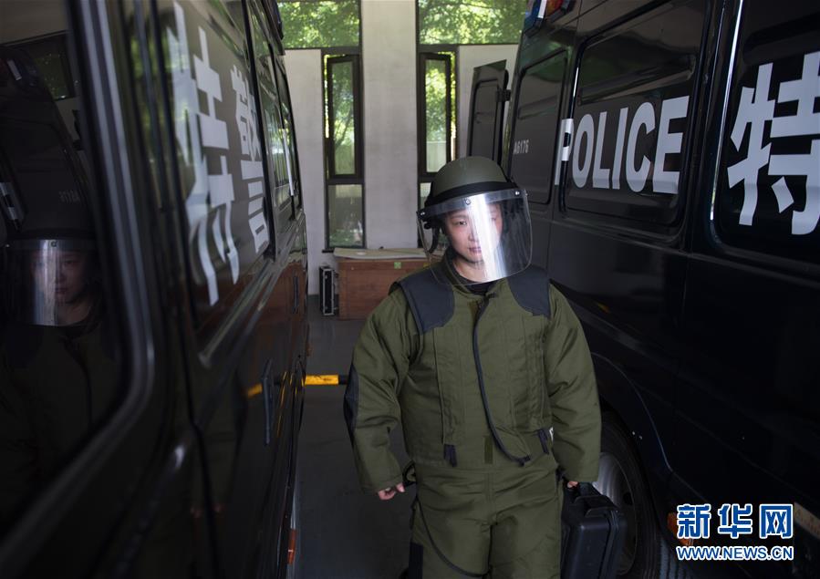 （图片故事）（7）烈日下的排爆玫瑰