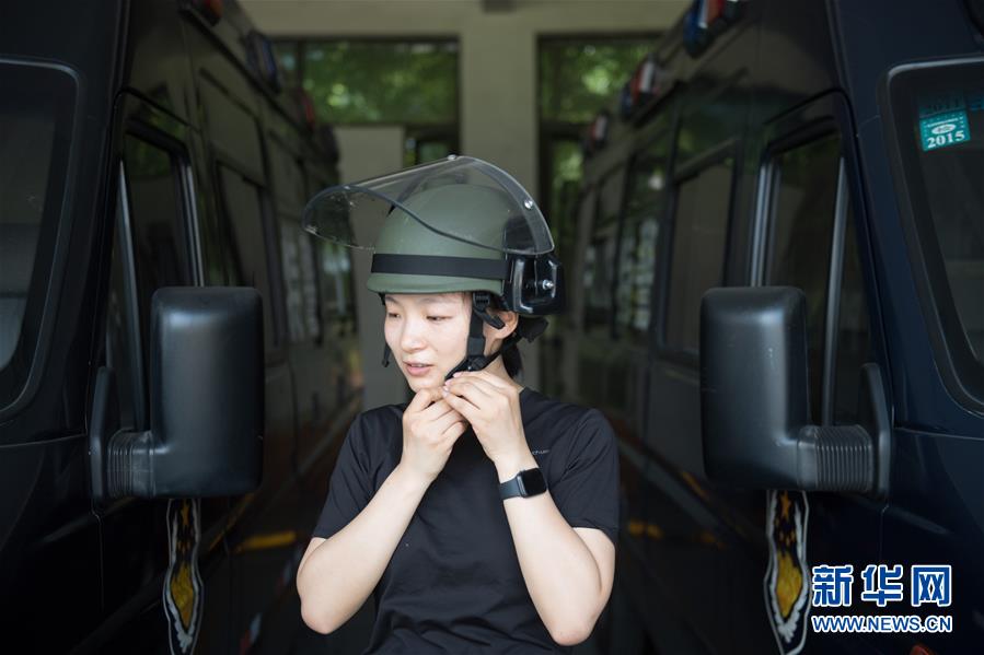 （图片故事）（9）烈日下的排爆玫瑰